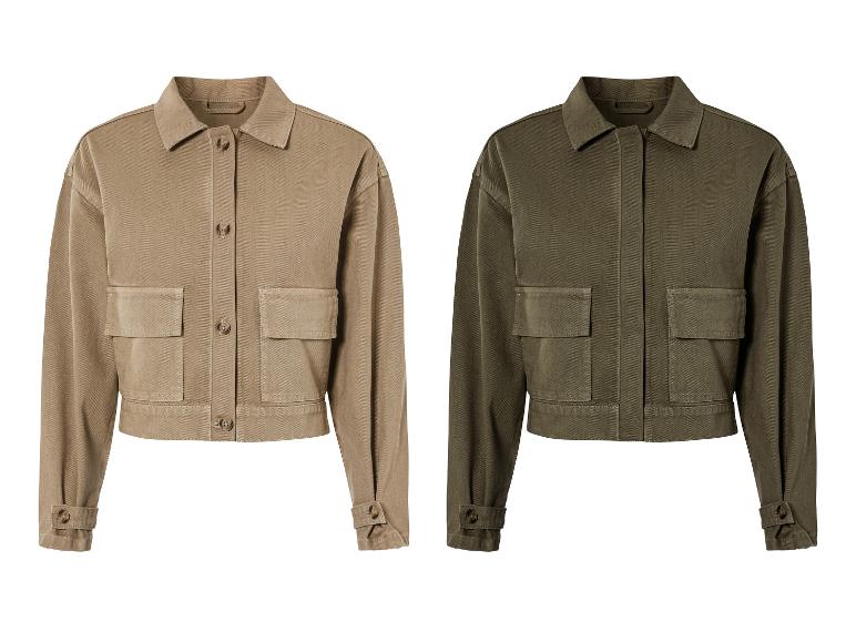 Twee damesjassen met knopen, een in beige en een in groen.