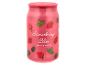 Roze geurkaars in blik met aardbeien en de tekst 'Strawberry Bliss Scented Candle'.