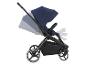 Een zwarte kinderwagen met een blauwe kap.