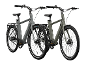 Twee moderne elektrische fietsen, één grijs en één olijfgroen, met geïntegreerde verlichting.