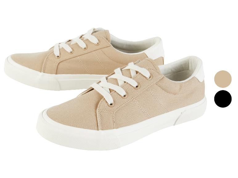 Beige canvas sneakers met witte veters.