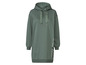 Een groene hoodie-jurk met lange mouwen en een capuchon.