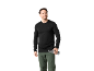 Man in zwart sportshirt met lange mouwen en groene wandelbroek, met een waterfles.