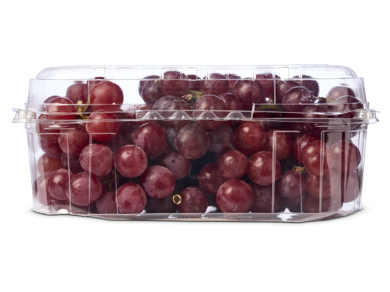 Rode pitloze druiven in een plastic bakje tegen een zwarte achtergrond.