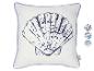 Wit decoratief kussen met blauwe bies en grote blauwe schelpenprint