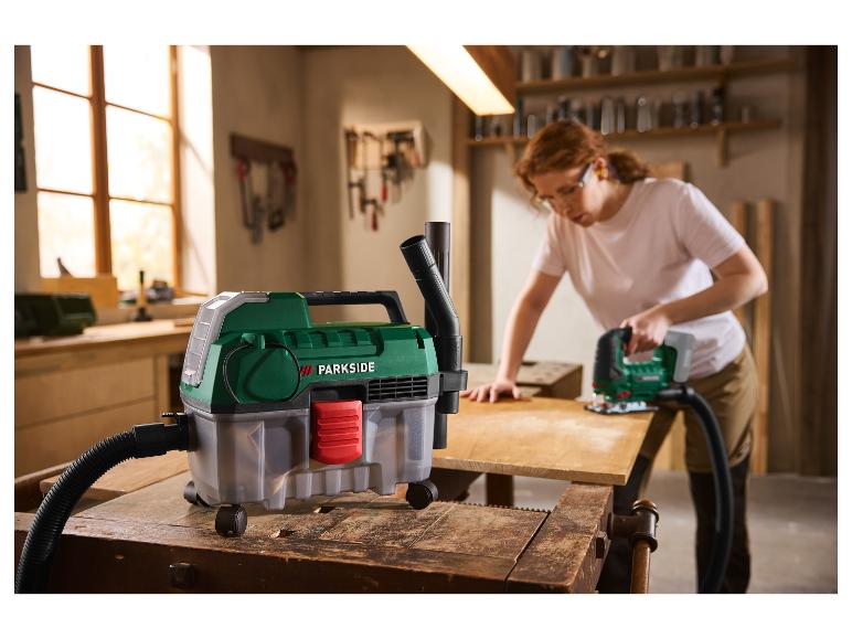 PARKSIDE® 20 V nat- en droogzuiger in een werkplaats met een decoupeerzaag.