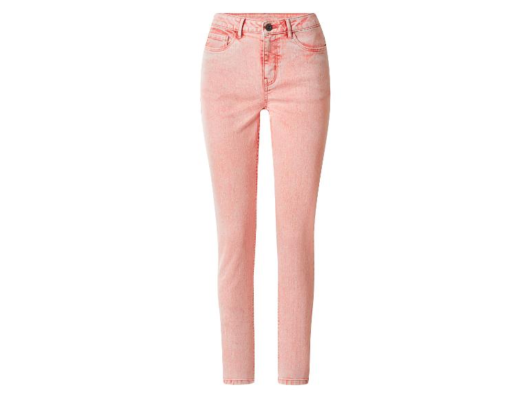 Lichtroze, stonewashed jeans op een witte achtergrond.