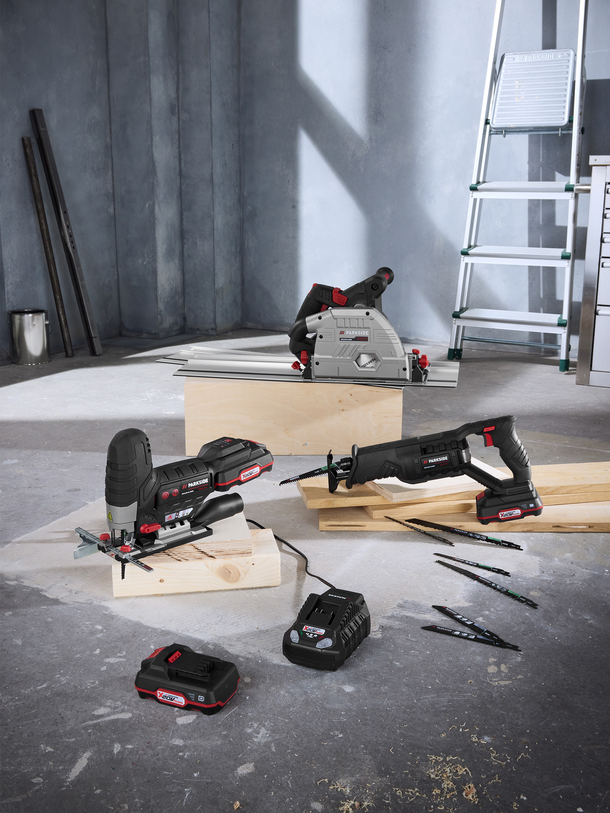 Parkside elektrisch gereedschap: cirkelzaag, decoupeerzaag en reciprozaag met accu's en accessoires in een werkplaats.
