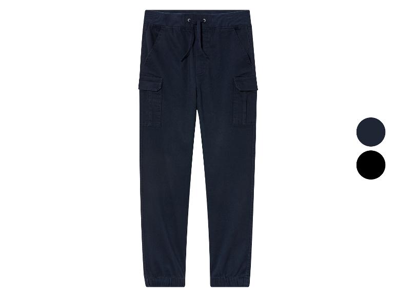 Donkerblauwe cargo broek met elastiek aan de onderkant.