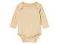 Beige baby onesie met lange mouwen.
