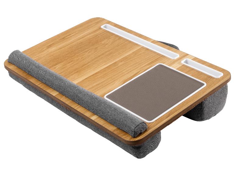 Houten laptoptafel met grijze kussens en geïntegreerde muismat.