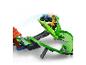Speelgoed monstertruck springt over een groene dinosaurusbaan met een oranje oprit.