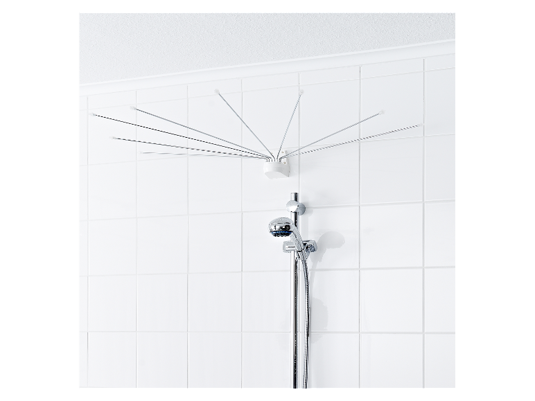 Plafond wasdroger en douche op witte betegelde muur.