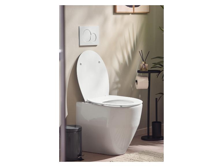 Wit toilet met een zwarte toiletrolhouder en toiletborstelset van LIVARNO home.