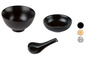 Twee zwarte kommen en een lepel voor soep.