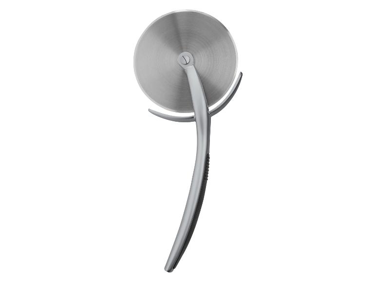 RVS pizzames: ronddraaiend mes en ergonomische handgreep.