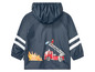 Een donkerblauwe regenjas met een brandweerwagen print voor kinderen.