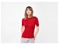 Vrouw in een rood geribbeld T-shirt met korte mouwen en lichte jeans