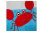Close-up van een rode cartoonkrab op een blauw-wit gestreepte handdoek.