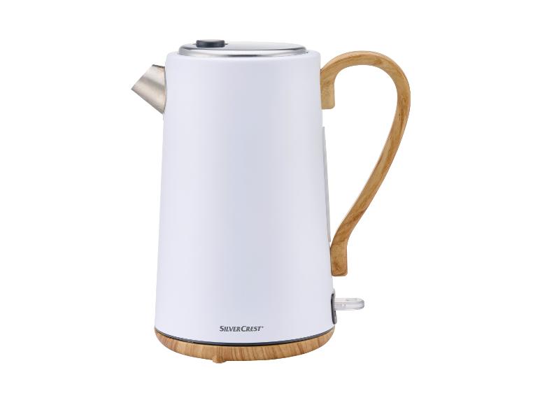 Witte waterkoker van SilverCrest met houten handvat.