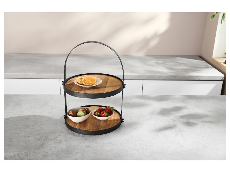 Twee-laags etagère met desserts en fruit in een moderne keuken.