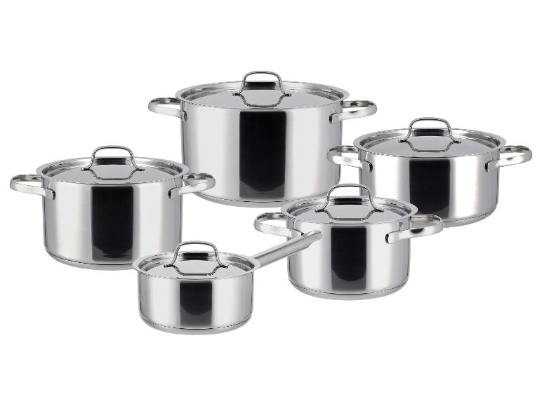 Set van vijf glanzende roestvrijstalen potten en pannen met deksels.