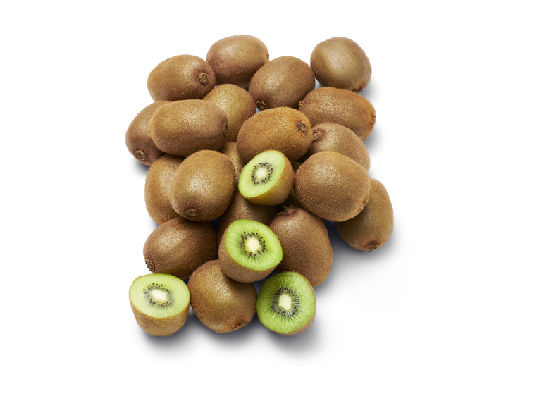 Een stapel hele en gehalveerde kiwi's op een zwarte achtergrond.