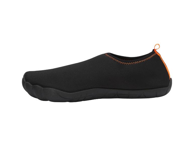 Zwarte waterschoenen met oranje stiksels en een hiellus.