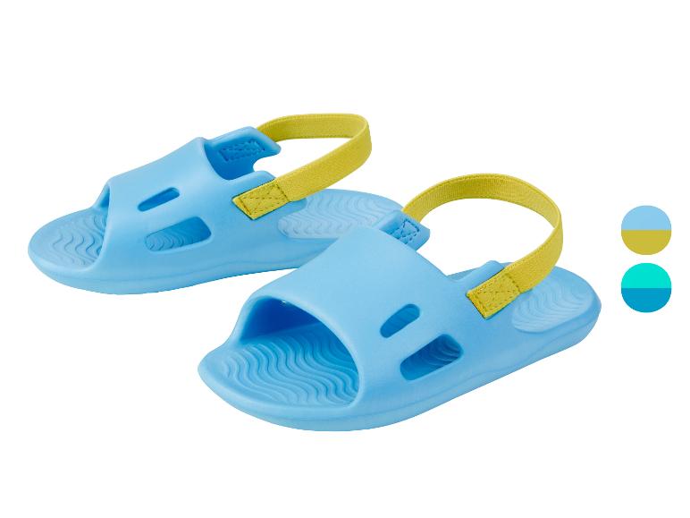 Blauwe kindersandalen met gele bandjes.
