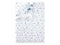 Wit beddengoed met blauw bloemen- en bladerenpatroon.