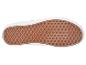 Witte sneaker met bruine zool met diamant- en zeshoekpatroon.
