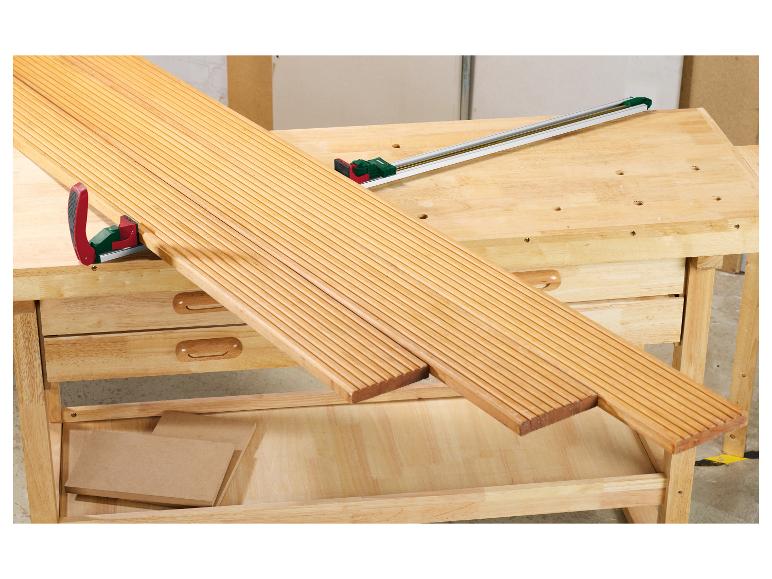 Houten werkbank met houten planken en een klem