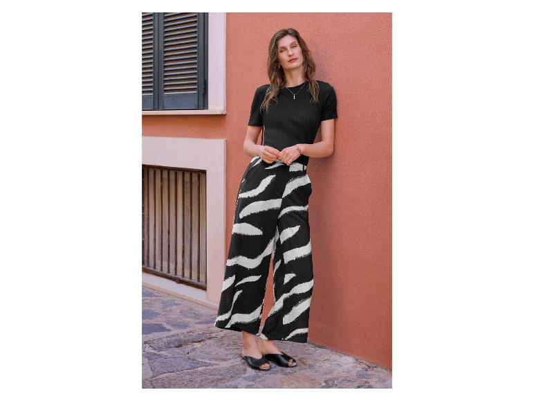 Zwarte top en palazzo broek met zebraprint.