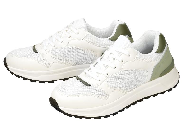 Witte sneakers met groene details.