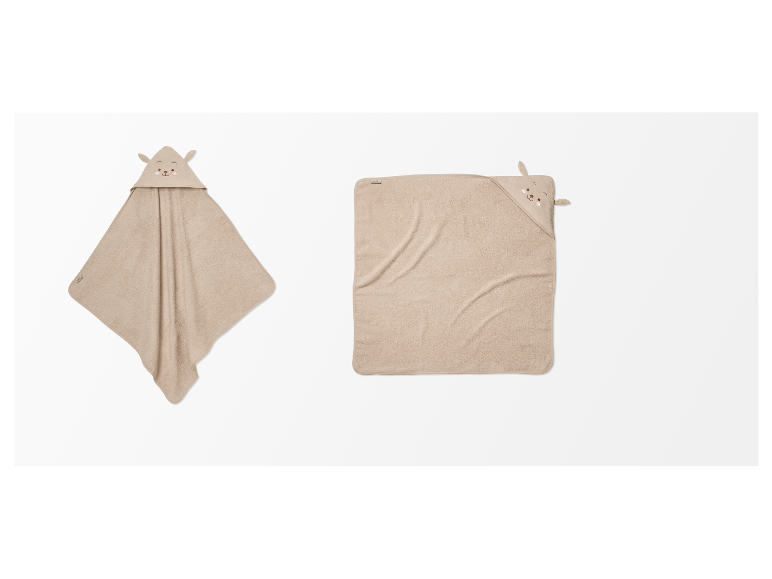Twee beige babybadcapes met dierenprint.