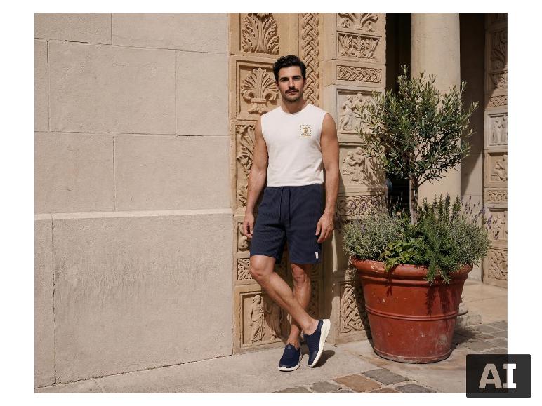Man in ESMARA MEN sweatshorts staand naast een gedecoreerde muur. [AI-gegenereerde afbeelding]