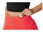Zwart cropped top en feloranje sport shorts met zak.
