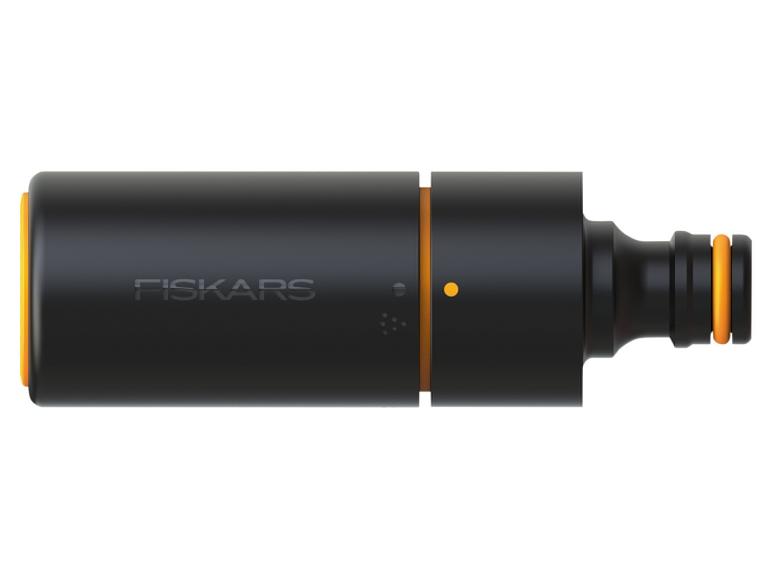 Fiskars slimme irrigatiesysteem: zwart en oranje ontwerp.