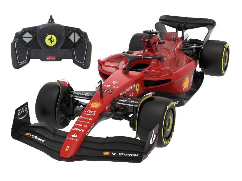 Een rode racewagen met het logo van Ferrari en sponsors als Shell en AWS.