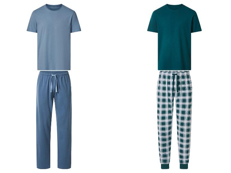 Twee herenpyjamasets: één effen blauw en één groen met geruite broek.