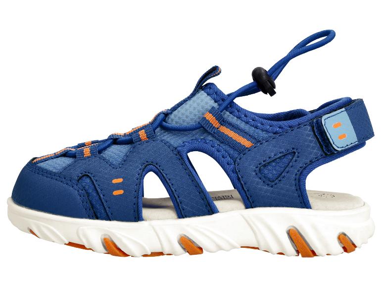 Blauwe kindersandalen met oranje accenten en witte zolen.