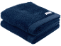 Gevouwen donkerblauwe handdoeken met een klein wit etiket