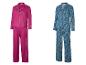 Twee damespyjamasets: één fuchsia met witte bies, de andere blauw met paisleyprint.