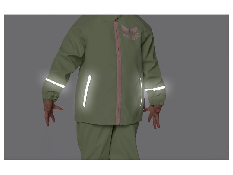 Groen regenpak met reflecterende details en een vlinderprint.