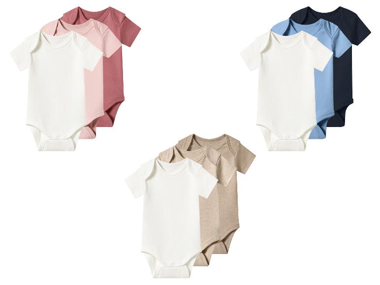 Sets babyrompertjes in roze, blauwe en beige tinten.