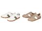 Twee paar sneakers: wit met groene strepen en beige met witte strepen.