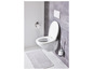 Een wit toilet met een open toiletbril, een toiletborstel en een badmat.