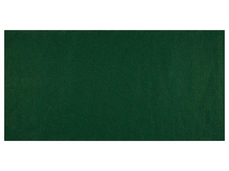 Donkergroen tapijt met zachte textuur