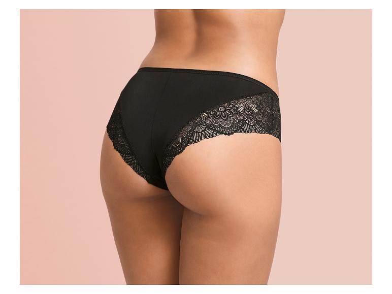Zwarte onderbroek met kantdetail.