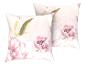 Twee kussens met roze bloemen en bladeren.